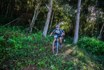 cada subida revela um novo cenário cada trilha guarda uma surpresa e cada passo lembra por que 1 - associação educacional, esportiva e social do brasil